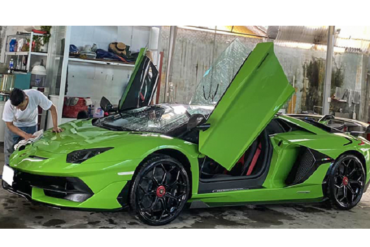 Những trang bị ấn tượng này cho phép Lamborghini Aventador SVJ Roadster tăng tốc từ vị trí đứng yên lên 100 km/h chỉ trong thời gian 2,9 giây, chậm hơn 0,1 giây so với bản Coupe và 0-200 km/h trong 8,8 giây. Vận tốc tối đa của xe sẽ là 350 km/h. Mức giá xe Lamborghini Aventador SVJ mui trần tại Việt Nam không dưới 20 tỷ đồng.