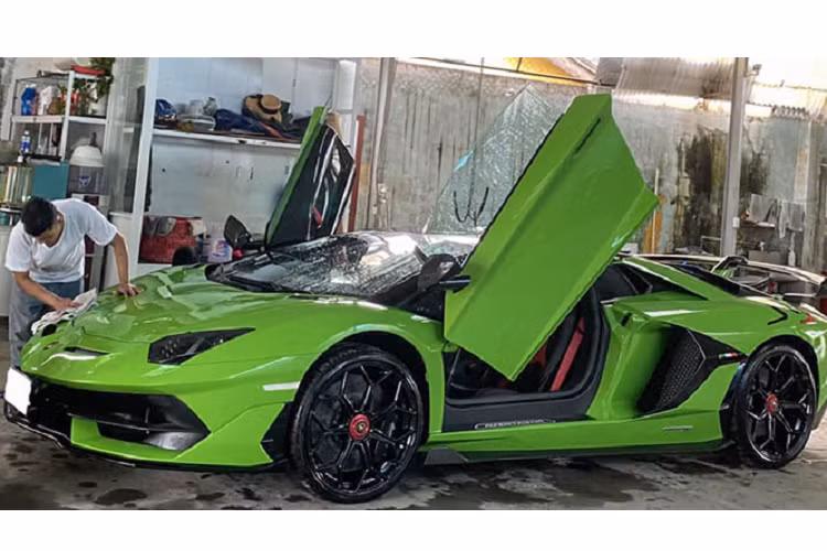 Những trang bị ấn tượng này cho phép Lamborghini Aventador SVJ Roadster tăng tốc từ vị trí đứng yên lên 100 km/h chỉ trong thời gian 2,9 giây, chậm hơn 0,1 giây so với bản Coupe và 0-200 km/h trong 8,8 giây. Vận tốc tối đa của xe sẽ là 350 km/h. Mức giá xe Lamborghini Aventador SVJ mui trần tại Việt Nam không dưới 20 tỷ đồng.