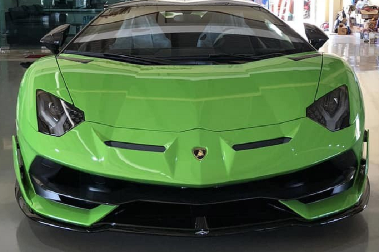 Gần đây, trên mạng xã hội lan truyền hình ảnh về chiếc siêu xe mui trần Lamborghini Aventador LP770-4 SVJ Roadster hàng hiếm mang màu sơn xanh lá lăn bánh trên các tuyến đường tại Đà Nẵng đã nhận được sự quan tâm của không ít người yêu xe trong nước.