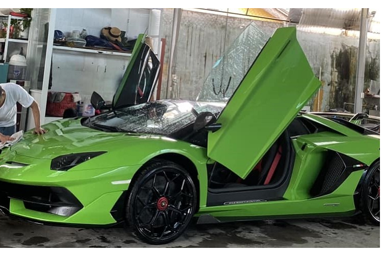 Nhưng khác với 2 chiếc siêu xe mui trần Lamborghini Aventador LP770-4 SVJ Roadster còn lại được nhập trực tiếp vào Việt Nam, siêu bò phiên bản giới hạn mới xuất hiện tại Đà Nẵng được nhập về đất nước Lào vào tháng 11/2020 và tất nhiên, xe mang biển số của Lào.
