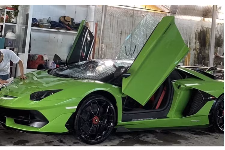 Nhưng khác với 2 chiếc siêu xe mui trần Lamborghini Aventador LP770-4 SVJ Roadster còn lại được nhập trực tiếp vào Việt Nam, siêu bò phiên bản giới hạn mới xuất hiện tại Đà Nẵng được nhập về đất nước Lào vào tháng 11/2020 và tất nhiên, xe mang biển số của Lào.
