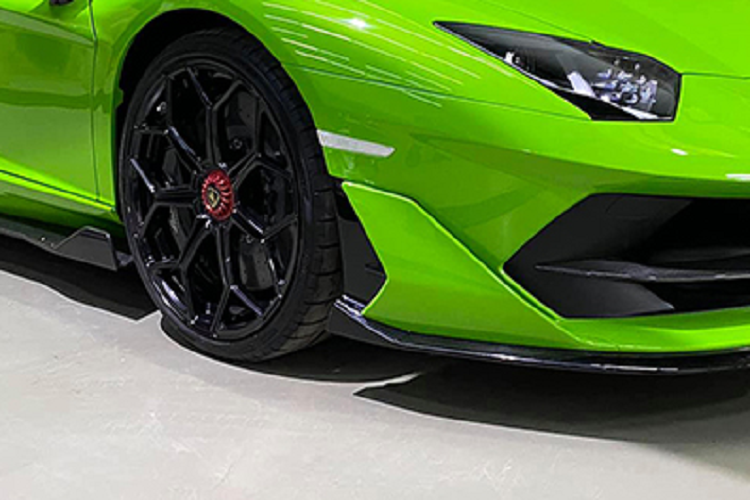 Ngoài ra, xe còn có nắp khoang động cơ thiết kế lại và có thêm 1 cửa sổ thứ 3, sau hàng ghế ngồi. Lamborghini Aventador SVJ Roadster được trang bị khối động cơ V12, dung tích 6,5 lít, sản sinh ra công suất tối đa 759 mã lực và mô-men xoắn cực đại 720 Nm. Động cơ kết hợp cùng hộp số ISR bảy tốc độ và hệ thống dẫn động bốn bánh.