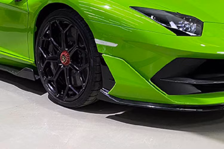 Ngoài ra, xe còn có nắp khoang động cơ thiết kế lại và có thêm 1 cửa sổ thứ 3, sau hàng ghế ngồi. Lamborghini Aventador SVJ Roadster được trang bị khối động cơ V12, dung tích 6,5 lít, sản sinh ra công suất tối đa 759 mã lực và mô-men xoắn cực đại 720 Nm. Động cơ kết hợp cùng hộp số ISR bảy tốc độ và hệ thống dẫn động bốn bánh.