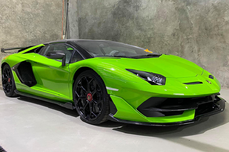 Trước đó, vào tháng 3 đầu năm nay, thông tin về việc chiếc Lamborghini Aventador SVJ Roadster màu xanh lá sắp có mặt tại Việt Nam đã được chia sẻ nhưng mãi đến nay, siêu xe mui trần mới lăn bánh tại Đà Nẵng.