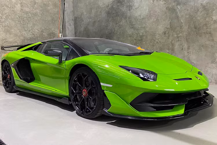Trước đó, vào tháng 3 đầu năm nay, thông tin về việc chiếc Lamborghini Aventador SVJ Roadster màu xanh lá sắp có mặt tại Việt Nam đã được chia sẻ nhưng mãi đến nay, siêu xe mui trần mới lăn bánh tại Đà Nẵng.