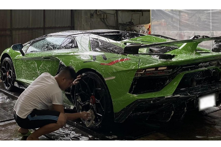 Thông tin chúng tôi tìm hiểu có được, chiếc xe Lamborghini Aventador SVJ mui trần màu xanh lá mới lăn bánh tại Đà Nẵng chỉ có đúng 800 xe trên toàn thế giới và là xe thứ 3 được nhìn thấy xuất hiện tại Việt Nam, 2 xe đầu tiên mang màu vàng và cam.