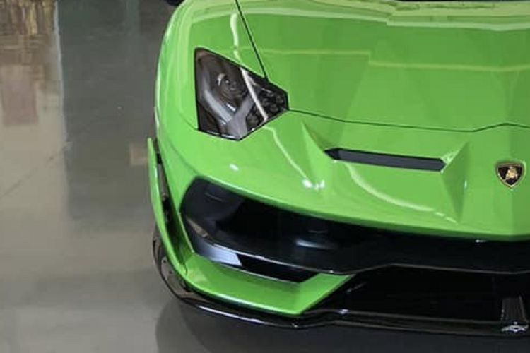 Khác với các phiên bản siêu xe Lamborghini Aventador SVJ LP770-4, siêu xe mui trần Lamborghini Aventador SVJ LP770-4 Roadster mới lăn bánh tại Đà Nẵng có sự khác biệt rõ ràng nhất chính là "mái nhà" bằng sợi carbon có thể tháo lắp dễ dàng bằng tay.