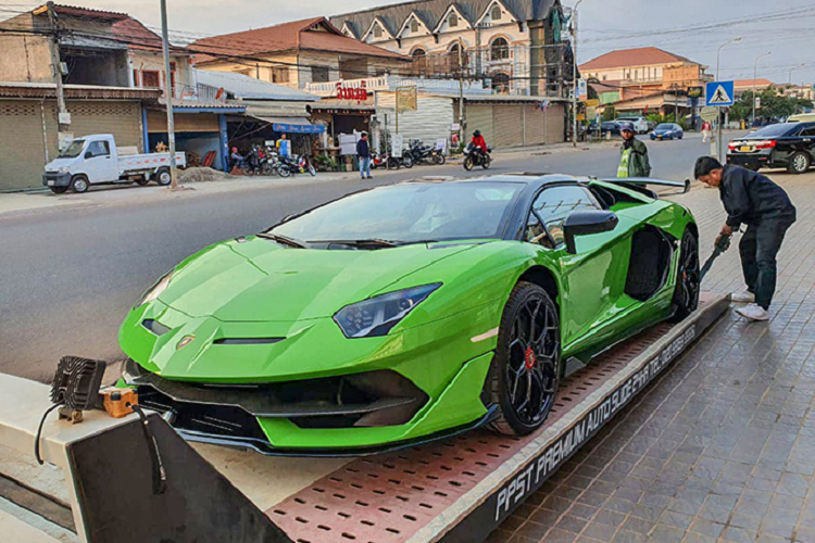Ngoài màu sơn xanh lá nổi bật, ngoại hình chiếc siêu xe mui trần Lamborghini Aventador SVJ Roadster này còn có nhiều chi tiết sơn đen và carbon, trên vòm bánh xe phía sau có logo SVJ hoàn thành 2 màu là đen và đỏ khá nổi bật.