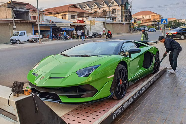 Ngoài màu sơn xanh lá nổi bật, ngoại hình chiếc siêu xe mui trần Lamborghini Aventador SVJ Roadster này còn có nhiều chi tiết sơn đen và carbon, trên vòm bánh xe phía sau có logo SVJ hoàn thành 2 màu là đen và đỏ khá nổi bật.