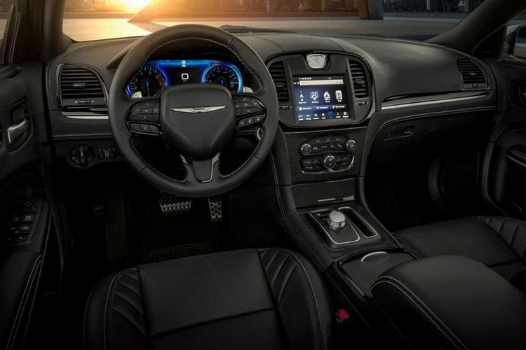 Ở phía khoang cabin, Chrysler 300C 2023 sở hữu ghế da Laguna màu đen với logo 300C thêu nổi trên mặt lưng ghế đi cùng đường khâu màu bạc. Ghế trước tích hợp sưởi và thông gió. Màn hình giải trí cỡ lớn, kết hợp hệ thống âm thanh Harman Kardon 19 loa cao cấp.