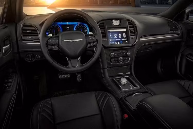 Ở phía khoang cabin, Chrysler 300C 2023 sở hữu ghế da Laguna màu đen với logo 300C thêu nổi trên mặt lưng ghế đi cùng đường khâu màu bạc. Ghế trước tích hợp sưởi và thông gió. Màn hình giải trí cỡ lớn, kết hợp hệ thống âm thanh Harman Kardon 19 loa cao cấp.