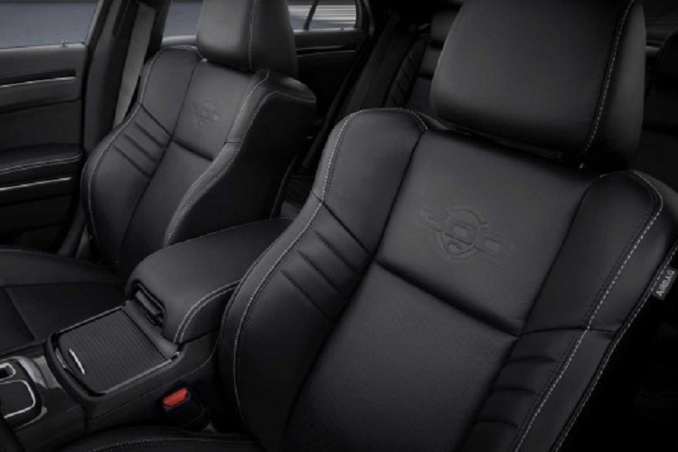 Là mẫu xe đánh dấu sự kết thúc của dòng C300 đình đám, Chrysler 300C 2023 được sản xuất giới hạn với 3 màu sơn chủ đạo là trắng Bright, đỏ Velvet và đen Gloss.