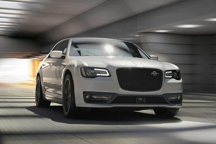 Khối động cơ Hemi V8 được trang bị trên Chrysler 300C 2023 là một trong những lý do khiến xe được ưa thích đến vậy. Động cơ này sản sinh công suất lên tới 485 mã lực và mô-men xoắn 644 Nm, đi kèm hộp số tự động 8 cấp và hệ dẫn động cầu sau. Với động cơ mạnh mẽ, Chrysler 300C 2023 chỉ cần 4,3 giây để tăng tốc từ vị trí xuất phát lên 100 km/h và đạt vận tốc tối đa 278 km/h.