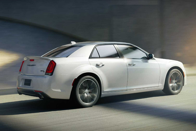 Chrysler 300C 2023 cũng được trang bị gói hỗ trợ lái SafeyTec Plus, bao gồm các chức năng: Hỗ trợ đỗ xe phía trước và phía sau, Kiểm soát hành trình thích ứng, Cảnh báo va chạm phía trước, Cảnh báo chệch làn đường, Phanh chủ động… Mức giá xe Chrysler 300C 2023 chưa công bố chính thức.