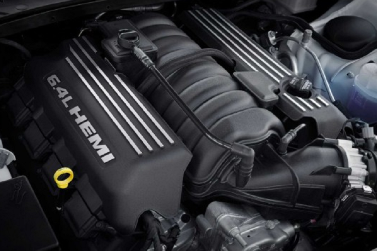 Ngoài ra, Chrysler 300C 2023 còn sở hữu huy hiệu 300C độc quyền ở lưới tản nhiệt và bộ mâm Scat Pack thửa riêng. Chưa hết, các chi tiết như đèn pha, lưới tản nhiệt và ống xả được sơn đen mờ tạo vẻ cá tính, mạnh mẽ hơn cho mẫu xe.