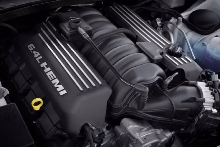 Ngoài ra, Chrysler 300C 2023 còn sở hữu huy hiệu 300C độc quyền ở lưới tản nhiệt và bộ mâm Scat Pack thửa riêng. Chưa hết, các chi tiết như đèn pha, lưới tản nhiệt và ống xả được sơn đen mờ tạo vẻ cá tính, mạnh mẽ hơn cho mẫu xe.