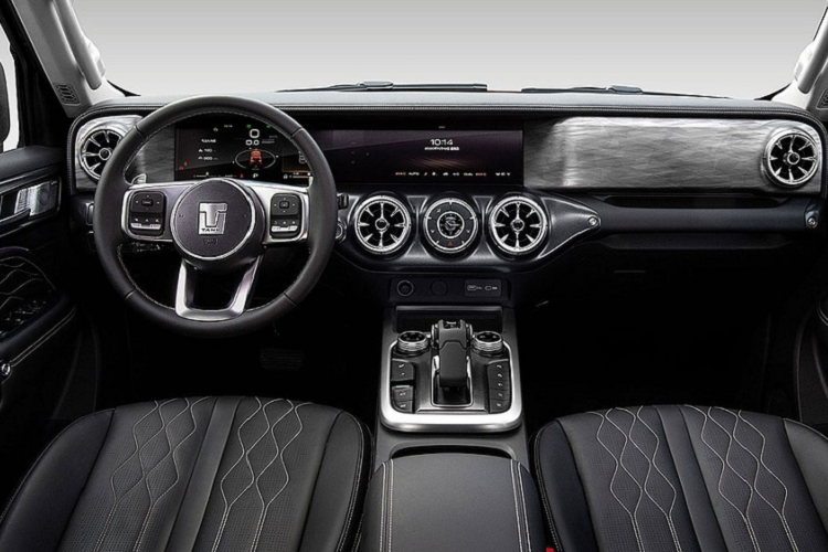 Về kích thước, mẫu xe này sở hữu chiều dài 4.760 mm, chiều rộng 1.930 mm, chiều cao 1.903 mm, chiều dài cơ sở 2.750 mm và chiều cao gầm 224 mm. Nếu như ngoại thất của TANK 300 giống Ford Bronco thì nội thất lại có nhiều điểm tương đồng với xe Mercedes-Benz như bảng đồng hồ kỹ thuật số nối liền cùng màn hình thông tin giải trí và cửa gió điều hòa hình tua-bin. Cả hai màn hình đều có kích thước 12,3 inch.