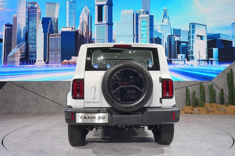 Trong khi đó, cản trước của xe nối liền với ốp cua lốp bên sườn, mang đến vẻ hầm hố. Tương tự Ford Bronco, mẫu xe này cũng sở hữu thiết kế thân xe vuông vắn và đậm phong cách off-road. Thêm vào đó là bộ vành hợp kim với thiết kế 6 chấu kép, sơn phối 2 màu thể thao. Đằng sau, TANK 300 được trang bị cụm đèn hậu nằm dọc và lốp dự phòng trên cửa cốp. Cản sau của xe cũng được thiết kế vuông vắn và đơn giản như phía trước.
