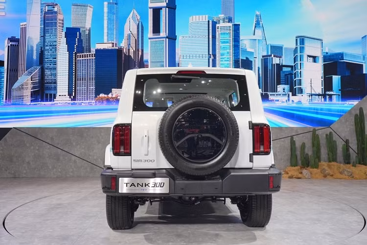 Trong khi đó, cản trước của xe nối liền với ốp cua lốp bên sườn, mang đến vẻ hầm hố. Tương tự Ford Bronco, mẫu xe này cũng sở hữu thiết kế thân xe vuông vắn và đậm phong cách off-road. Thêm vào đó là bộ vành hợp kim với thiết kế 6 chấu kép, sơn phối 2 màu thể thao. Đằng sau, TANK 300 được trang bị cụm đèn hậu nằm dọc và lốp dự phòng trên cửa cốp. Cản sau của xe cũng được thiết kế vuông vắn và đơn giản như phía trước.