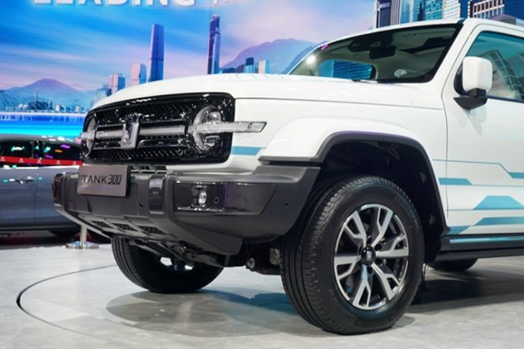 Bên ngoài, TANK 300 sở hữu thiết kế gợi liên tưởng đến Ford Bronco thế hệ mới, nhất là đầu xe với lưới tản nhiệt cao và thẳng đứng cùng cụm đèn pha tròn trịa theo phong cách cổ điển. Cụm đèn pha được chia đôi bằng dải đèn LED nằm ngang, kéo dài sang chắn bùn trước. Ngoài ra, xe còn có cản trước nhô hẳn về phía trước và tích hợp đèn sương mù khá nhỏ.