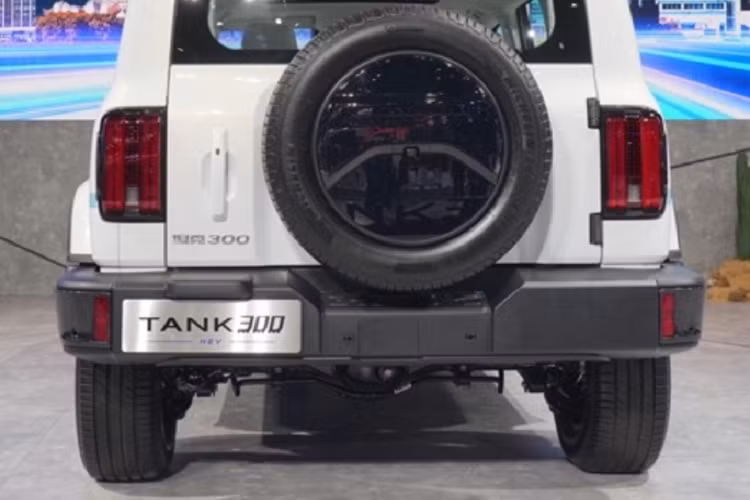 Hiện lượng xăng tiêu thụ của TANK 300 HEV 2022 dành cho Thái Lan vẫn chưa được công bố. Tuy nhiên, xe hứa hẹn sẽ tiết kiệm nhiên liệu hơn phiên bản máy xăng tăng áp 2.0L hiện đang bán tại Trung Quốc. Trừ động cơ, TANK 300 HEV 2022 dành cho Thái Lan có thiết kế ngoại thất và nội thất giống với xe ở Trung Quốc.