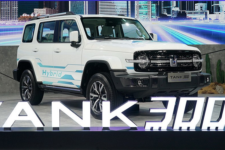 Ngoài ra, mẫu SUV Trung Quốc này còn có viền cửa gió điều hòa được sơn màu giống chấu vô lăng, cần số cỡ lớn, sạc điện thoại thông minh không dây, camera nhận diện người lái và tính năng cập nhật phần mềm qua Wifi. Cuối cùng là những trang bị an toàn như cảnh báo va chạm phía trước, phanh khẩn cấp tự động, phát hiện người đi bộ, kiểm soát tốc độ thích ứng, hệ thống kiểm soát hành trình thích ứng, hỗ trợ giữ làn đường, hỗ trợ lái xe khi tắc đường và cảnh báo va chạm khi mở cửa.