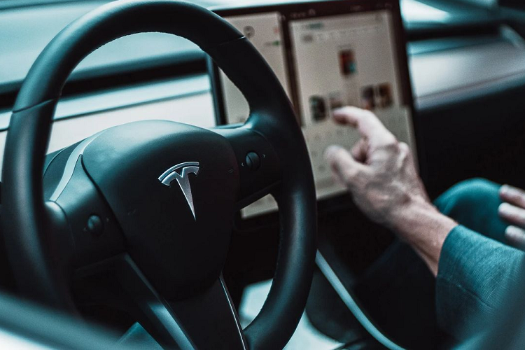 Theo The Verge, Tesla đã từng yêu cầu các chủ phương tiện phải đặt chiếc thẻ này lên phần bảng điều khiển để có thể vào số và bắt đầu quá trình vận hành xe. Tuy nhiên bản cập nhật phần mềm năm ngoái của hãng đã loại bỏ đi yêu cầu này. Hiện người lái xe có thể vận hành xe chỉ bằng cách đạp phanh trong vòng hai phút sau khi mở khóa xe.