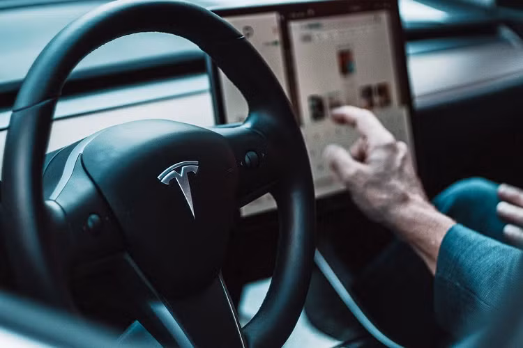 Theo The Verge, Tesla đã từng yêu cầu các chủ phương tiện phải đặt chiếc thẻ này lên phần bảng điều khiển để có thể vào số và bắt đầu quá trình vận hành xe. Tuy nhiên bản cập nhật phần mềm năm ngoái của hãng đã loại bỏ đi yêu cầu này. Hiện người lái xe có thể vận hành xe chỉ bằng cách đạp phanh trong vòng hai phút sau khi mở khóa xe.