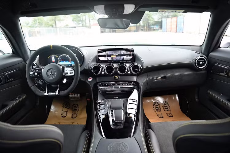 Ngoài ra, việc chủ nhân của chiếc siêu xe Mercedes-AMG GT R màu xanh AMG Hell Magno nhập chính hãng là ông Đặng Lê Nguyên Vũ đã dán lại ngoại thất cho xe sang màu bạc nên có thể xem chiếc Mercedes-AMG GT R màu xanh da rắn mới lăn bánh tại Sài thành là hàng độc.