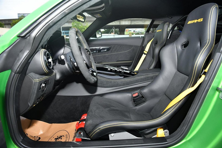 Bên trong khoang lái siêu xe Mercedes-AMG GT R nhập không chính hãng thứ 3 về nước có bậc cửa được ốp carbon cùng dòng chữ AMG phát sáng, xe có ghế ngồi bọc da Alcantara với các chỉ may màu vàng, logo AMG và dây đai an toàn cũng được nhuộm vàng.