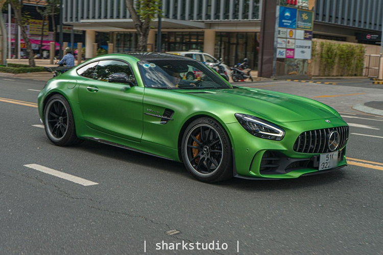 Số lượng siêu xe Mercedes-AMG GT R tại Việt Nam hiện nay là 4 chiếc với 3 xe nhập chính hãng và chỉ duy nhất một xe được nhập không chính hãng. Giá lăn bánh xe Mercedes-AMG GT R màu xanh AMG Green Hell Magno thứ 2 tại Việt Nam không được tiết lộ, chỉ biết rằng, giá xe Mercedes-AMG GT R đang bán chính hãng từ 11,6 tỷ đồng.