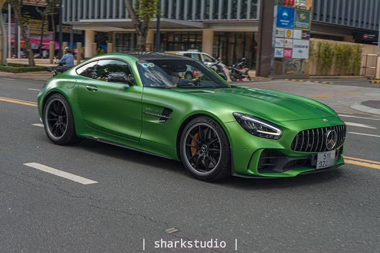 Số lượng siêu xe Mercedes-AMG GT R tại Việt Nam hiện nay là 4 chiếc với 3 xe nhập chính hãng và chỉ duy nhất một xe được nhập không chính hãng. Giá lăn bánh xe Mercedes-AMG GT R màu xanh AMG Green Hell Magno thứ 2 tại Việt Nam không được tiết lộ, chỉ biết rằng, giá xe Mercedes-AMG GT R đang bán chính hãng từ 11,6 tỷ đồng.