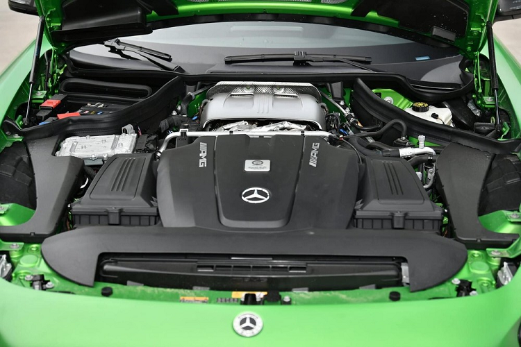 Điểm ấn tượng trên xe Mercedes-AMG GT R màu xanh lá AMG Green Hell Magno được nhập tư về Việt Nam còn có trang bị khung chống lật. Ngoài 4 chiếc Mercedes-AMG GT R này ra, các đại gia Việt còn chọn chơi phiên bản nâng cấp và sản xuất giới hạn mang tên gọi Mercedes-AMG GT R Pro với chỉ 750 xe sản xuất trên toàn thế giới. 