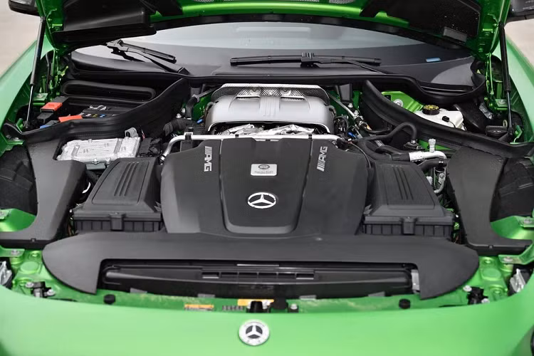 Điểm ấn tượng trên xe Mercedes-AMG GT R màu xanh lá AMG Green Hell Magno được nhập tư về Việt Nam còn có trang bị khung chống lật. Ngoài 4 chiếc Mercedes-AMG GT R này ra, các đại gia Việt còn chọn chơi phiên bản nâng cấp và sản xuất giới hạn mang tên gọi Mercedes-AMG GT R Pro với chỉ 750 xe sản xuất trên toàn thế giới. 