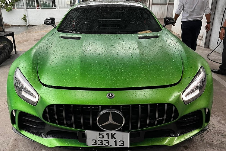 Hiện có 2 chiếc siêu xe Mercedes-AMG GT R mang màu sơn gốc AMG Green Hell Magno tại Việt Nam và để phân biệt ngoại thất 2 xe rất khó khăn, thay vào đó, giới mê xe chỉ cần nhìn vào chi tiết dây đai an toàn của 2 xe Mercedes-AMG GT R màu AMG Green Hell Magno tại Việt Nam là sẽ phân biệt được xe nào nhập chính hãng và siêu xe nào là tư nhân.