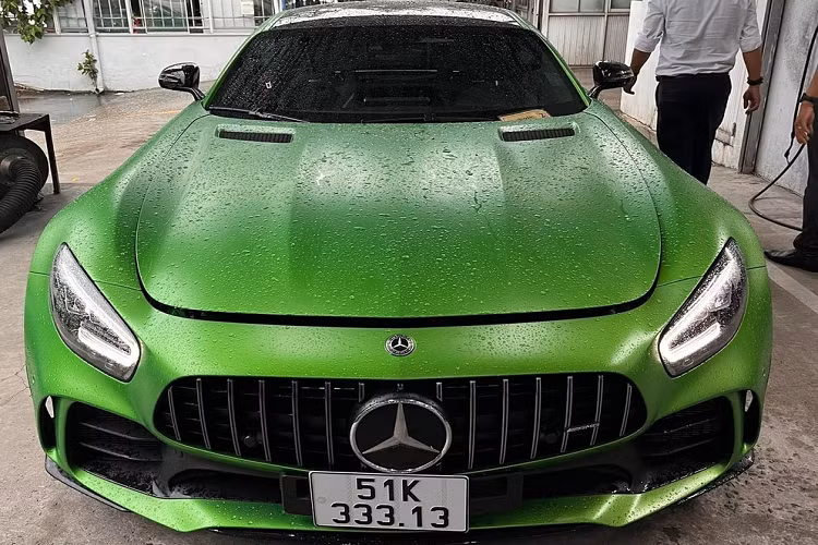 Hiện có 2 chiếc siêu xe Mercedes-AMG GT R mang màu sơn gốc AMG Green Hell Magno tại Việt Nam và để phân biệt ngoại thất 2 xe rất khó khăn, thay vào đó, giới mê xe chỉ cần nhìn vào chi tiết dây đai an toàn của 2 xe Mercedes-AMG GT R màu AMG Green Hell Magno tại Việt Nam là sẽ phân biệt được xe nào nhập chính hãng và siêu xe nào là tư nhân.