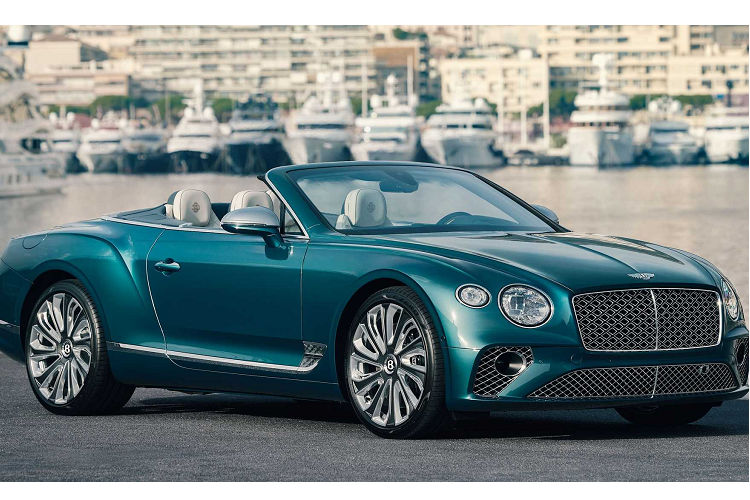 Khoang nội thất của Bentley Continental GT Convertible siêu sang được làm từ vật liệu cao cấp như da Alcantara, các tấm che bằng vải lanh và các tấm ốp Riviera Collection được cá nhân hóa. Bentley cũng bổ sung các biểu tượng nút thắt hàng hải trên tựa đầu và biểu tượng trang trí Riviera được thêu nổi tạo điểm nhấn bespoke đặc trưng cho nội thất.