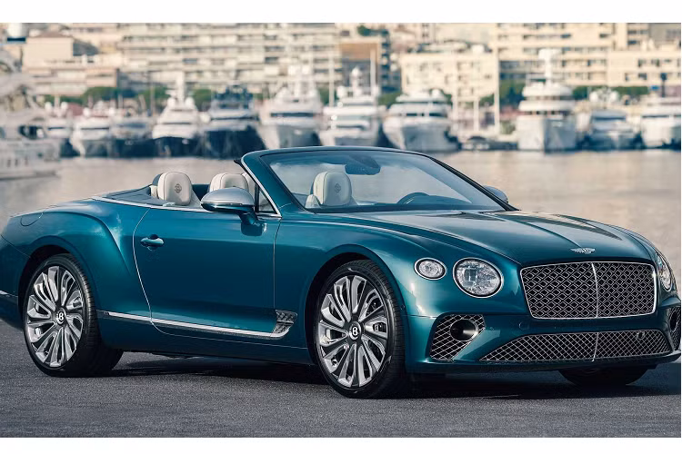 Khoang nội thất của Bentley Continental GT Convertible siêu sang được làm từ vật liệu cao cấp như da Alcantara, các tấm che bằng vải lanh và các tấm ốp Riviera Collection được cá nhân hóa. Bentley cũng bổ sung các biểu tượng nút thắt hàng hải trên tựa đầu và biểu tượng trang trí Riviera được thêu nổi tạo điểm nhấn bespoke đặc trưng cho nội thất.