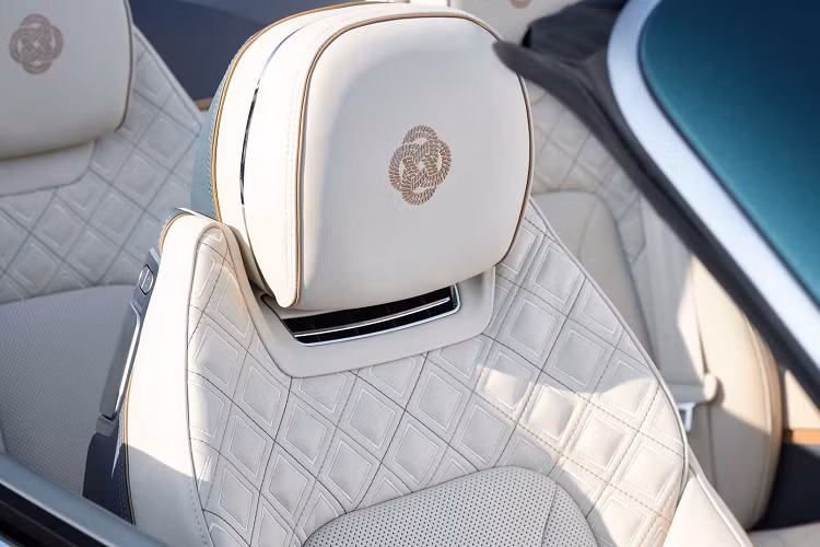 Bentley không tiết lộ các thông số kỹ thuật của mẫu xe này, nhưng các mẫu xe thuộc Bộ sưu tập Mulliner Riviera mới có thể sẽ trang bị động cơ tăng áp kép V8 4.0 lít công suất 542 mã lực (404 kW / 550 PS) và mô-men xoắn 568 lb-ft (769 Nm). Xe có thể tăng tốc từ 0 – 96 km/giờ trong 4 giây và tốc độ tối đa 319 km/giờ.