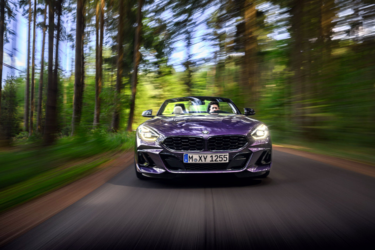 Mức giá xe BMW Z4 2023 sẽ có mức khởi điểm 52.800 USD cho sDrive30i, tăng 1.300 USD so với mẫu 2022. Trong khi đó, M40i vẫn giữ nguyên mức giá 65.300 USD, chưa bao gồm các phụ phí khác tùy khu vực.