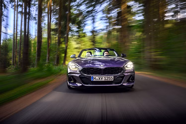 Mức giá xe BMW Z4 2023 sẽ có mức khởi điểm 52.800 USD cho sDrive30i, tăng 1.300 USD so với mẫu 2022. Trong khi đó, M40i vẫn giữ nguyên mức giá 65.300 USD, chưa bao gồm các phụ phí khác tùy khu vực.