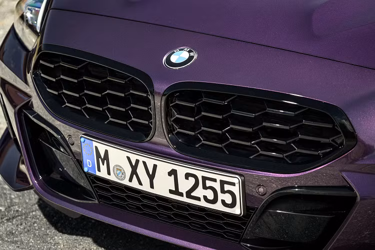 Khách hàng có thể thể chọn đèn “M Shadowline” có hoặc không có đèn pha LED thích ứng tùy chọn. Trong khi đó, thiết kế bộ mâm xe hợp kim nhẹ M 19 inch màu đen mờ mới (với lớp sơn bóng) sẽ có sẵn cho BMW Z4 2023. Xe được trang bị bộ lốp 255/35 ở phía trước và lốp 275/35 ở phía sau.