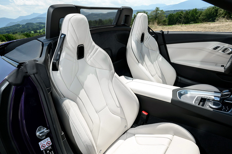 Họa tiết của lưới tản nhiệt chuyển lại thành dạng tổ ong truyền thống hơn. Ngoài ra, cửa hút gió bên cũng được thiết kế lại. Mẫu xe thể thao 2 cửa được trang bị thêm màu sơn mới để khách hàng có thể lựa chọn.