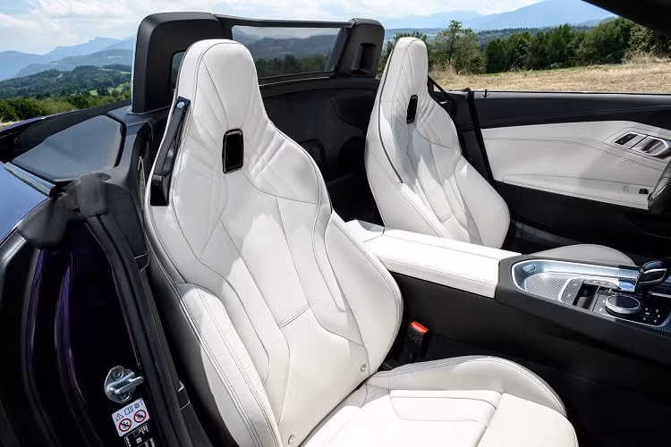 Họa tiết của lưới tản nhiệt chuyển lại thành dạng tổ ong truyền thống hơn. Ngoài ra, cửa hút gió bên cũng được thiết kế lại. Mẫu xe thể thao 2 cửa được trang bị thêm màu sơn mới để khách hàng có thể lựa chọn.