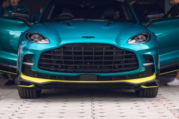 Xe sử dụng đĩa phanh gốm carbon tiêu chuẩn, kích thước 420 mm ở bánh trước và 390 mm ở bánh sau, cả hai cùng sử dụng bộ kẹp phanh 6 piston. Chiếc Aston Martin DBX707 ra mắt tại Goodwood sở hữu màu ngoại thất Racing Green và nhiều điểm nhấn màu xanh neon nổi bật.