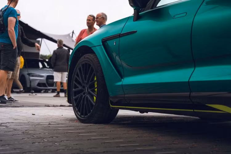 Chiếc SUV mạnh nhất thế giới được trang bị lưới tản nhiệt và các hốc hút gió cỡ lớn, giúp cải thiện khả năng khí động học cũng như làm mát phanh/hộp số/động cơ. Thêm vào đó là đèn ban ngày kiểu mới, cánh lướt gió cỡ lớn phía sau, bộ khuếch tán gió sau dạng F1 và cụm ống xả kép sơn tối màu.