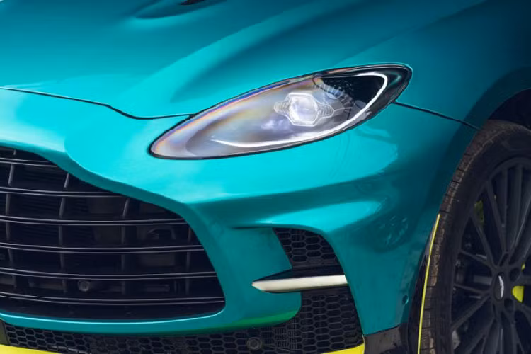 Aston Martin DBX707 đã hoàn thiện, có sẵn để đặt hàng thông qua dịch vụ đặt trước của công ty. Với mức giá xe Aston Martin DBX707 tham khảo là 232.000 USD (khoảng 5,25 tỷ đồng). Ngoài DBX707, hãng xe Anh Quốc cũng giới thiệu 2 mẫu hypercar là V12 Vantage và Valkyrie tại Lễ hội Tốc độ Goodwood.