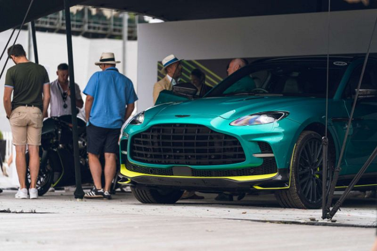 Được mệnh danh là “SUV siêu sang nhanh nhất và mạnh mẽ nhất thế giới”, SUV siêu sang Aston Martin DBX707 sở hữu khối động cơ với công suất “khủng” 697 mã lực, mô-men xoắn 900 Nm đạt được từ động cơ V8 4.0L tăng áp kép tinh chỉnh. Động cơ này đi kèm hộp số ly hợp ướt 9 cấp mới cho phép sang số nhanh hơn.