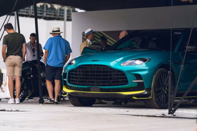 Được mệnh danh là “SUV siêu sang nhanh nhất và mạnh mẽ nhất thế giới”, SUV siêu sang Aston Martin DBX707 sở hữu khối động cơ với công suất “khủng” 697 mã lực, mô-men xoắn 900 Nm đạt được từ động cơ V8 4.0L tăng áp kép tinh chỉnh. Động cơ này đi kèm hộp số ly hợp ướt 9 cấp mới cho phép sang số nhanh hơn.