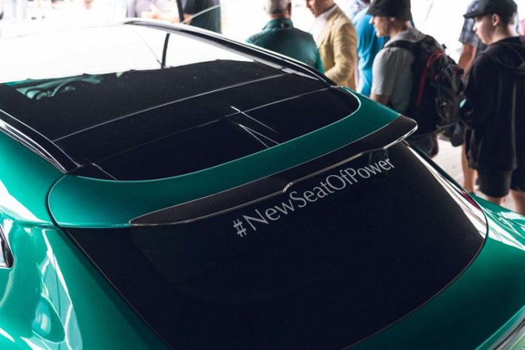 Chưa hết, hệ dẫn động 4 bánh trên Aston Martin DBX707 cũng được tinh chỉnh và bộ vi sai hạn chế trượt nâng cấp. Nhờ đó, chiếc SUV hạng sang có thể tăng tốc 0-100 km/h trong 3,2 giây trước khi đạt tốc độ tối đa 310 km/h, “vượt mặt” cả Bentley Bentayga Speed và Lamborghini Urus.